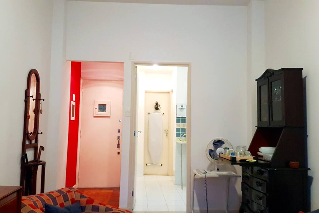 Vista oposta da sala. Aos fundos fica a cozinha.