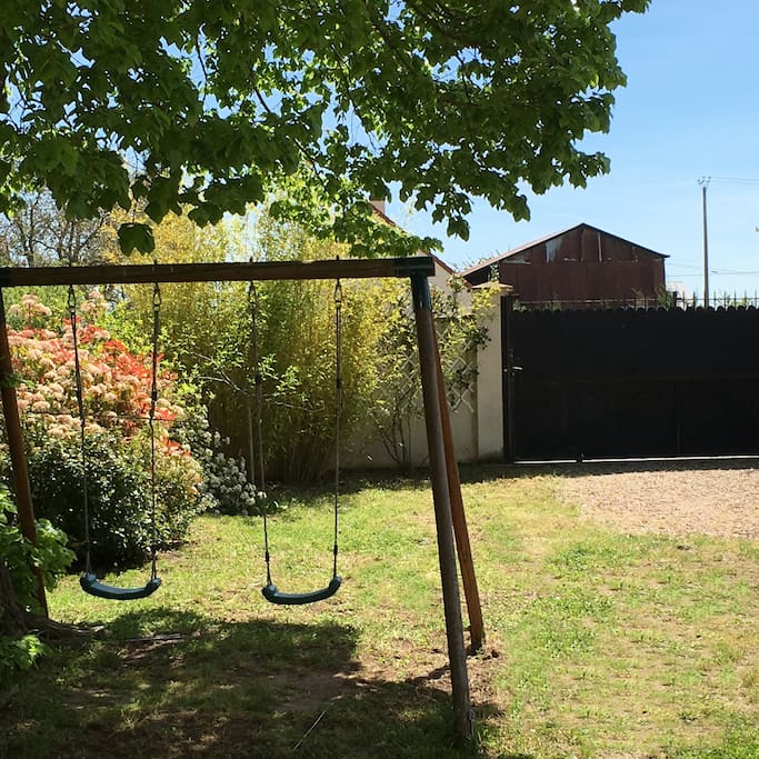 Un jardin d'environ 400m² entièrement clos avec 2 places de parking sous abri, une balançoire pour les enfants et sécurisé