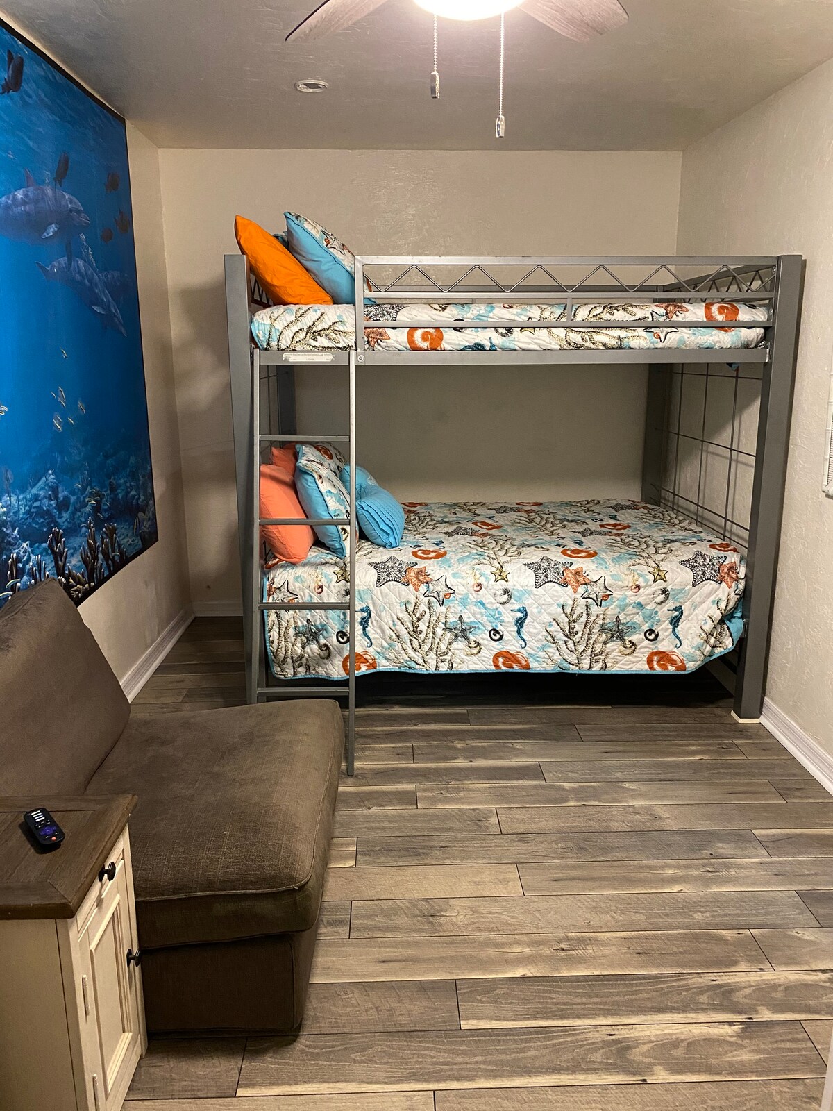 Spálňa s poschodovými posteľami a inteligentným televízorom