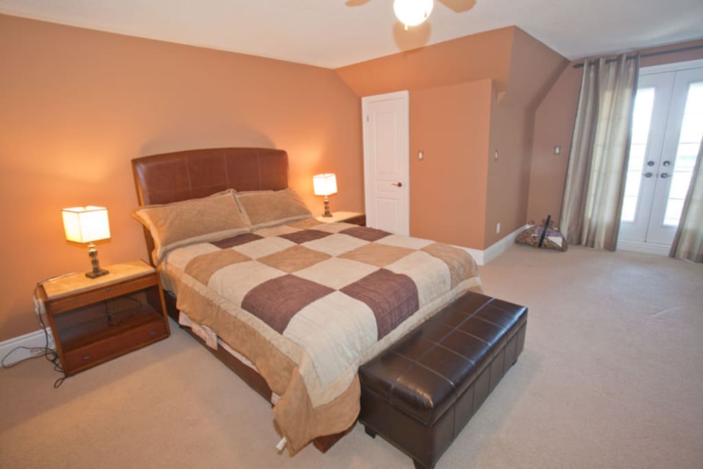 The Queen Bed is now in 2nd bedroom. There's a King bed in the master bedroom now.