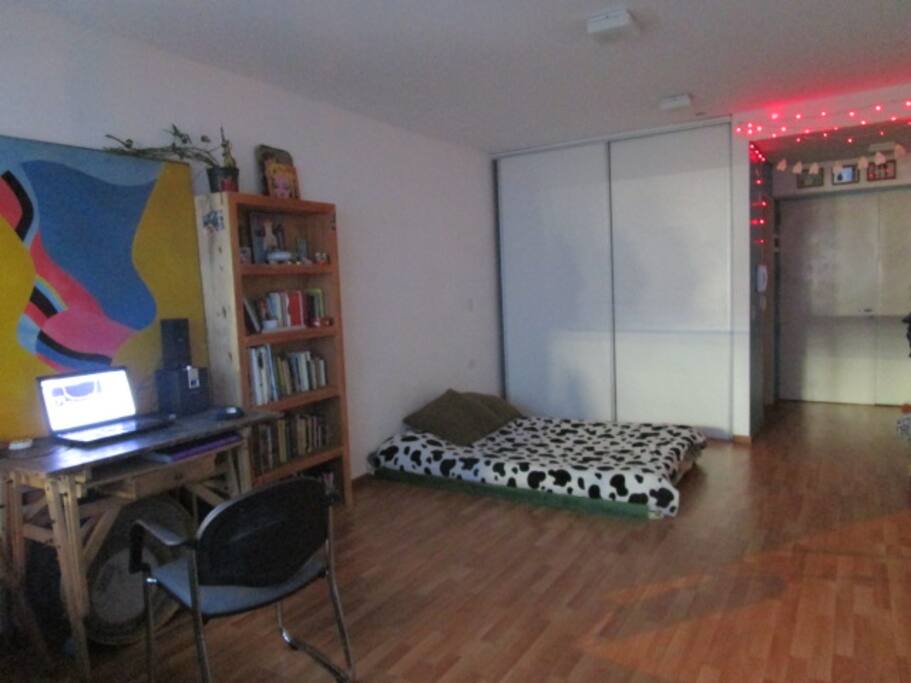 Escritorio de trabajo, cama y armario.