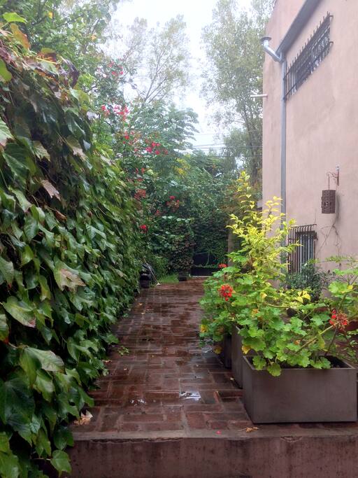 Acceso a la casita una vez adentro.