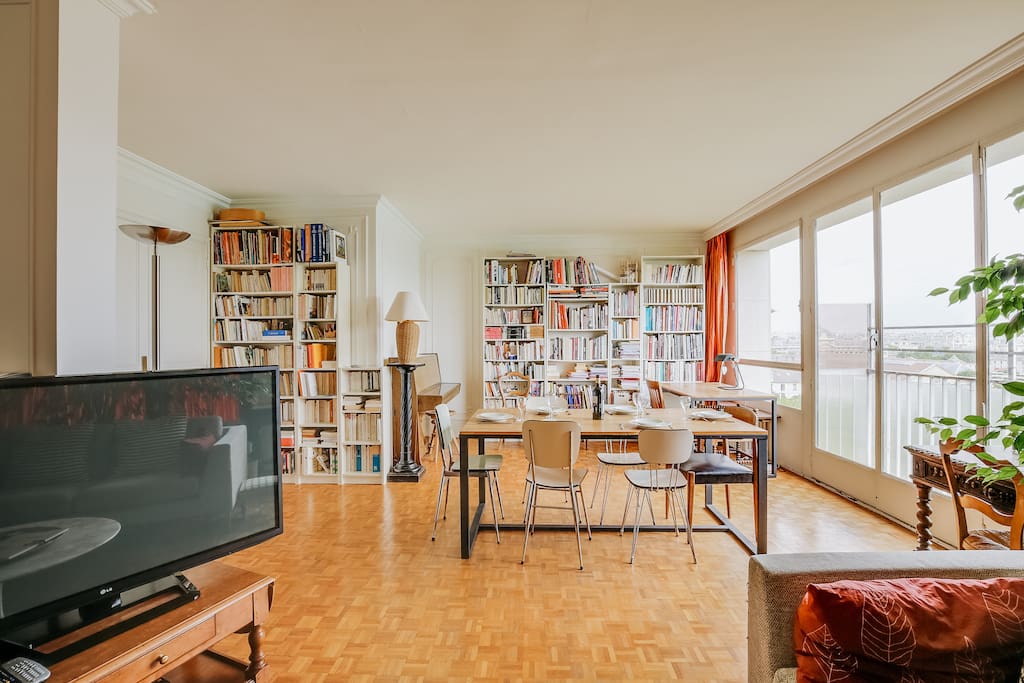 Pièce principale avec salon et salleà manger//Main room with living room and diner corner