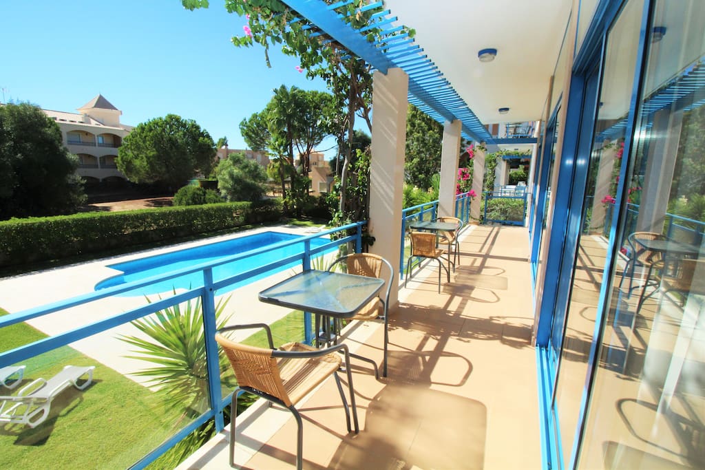 Terrasse ensoleillée surplombant la piscine