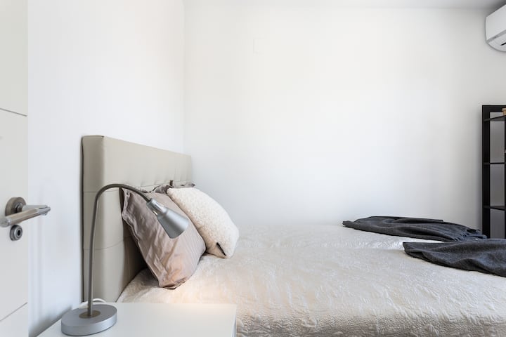 Zwei Betten im kleineren Schlafzimmer