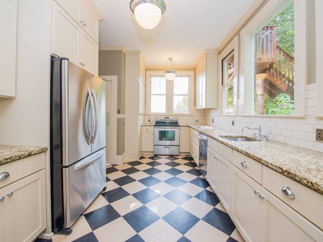 Historic Jacobberger House Downtown Portland gallery image 4