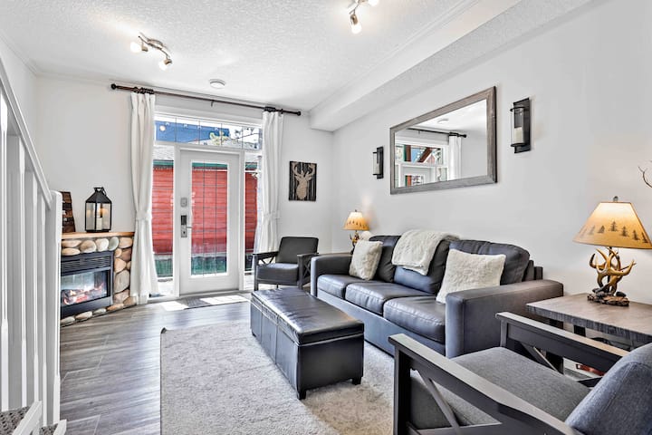 Mountain Chalet | 2 Bed/2 Bath | Pool & Hot Tub - Canmore