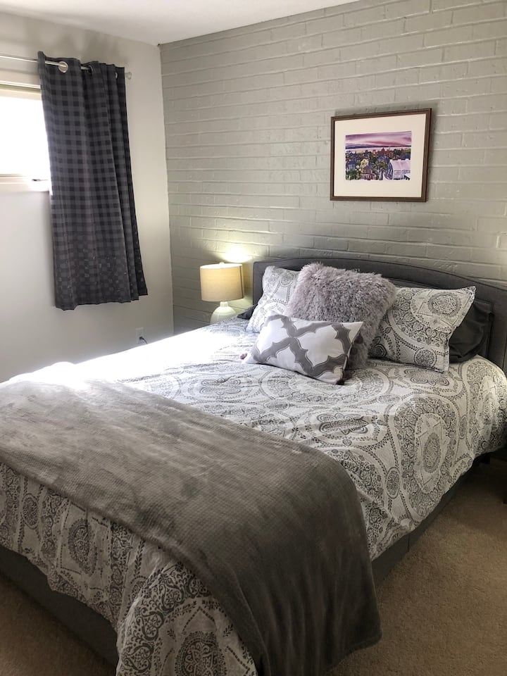 Dhomë gjumi kryesore me dollap të madh.