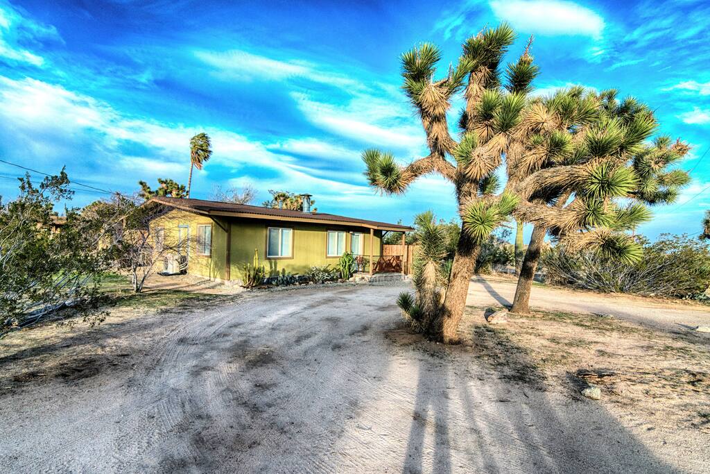 Joshua Tree Forest Bungalow - Views & Hot Tub! - Bungalows for Rent in