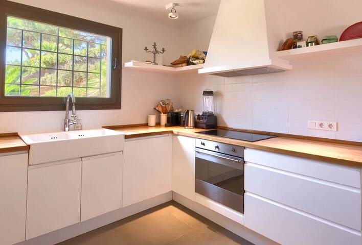 Begur! Superb villa, pool, garden 8/10 people. gallery image 4