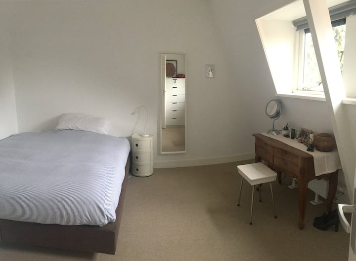 Dhoma kryesore e gjumit (krevati është 1,60 m)