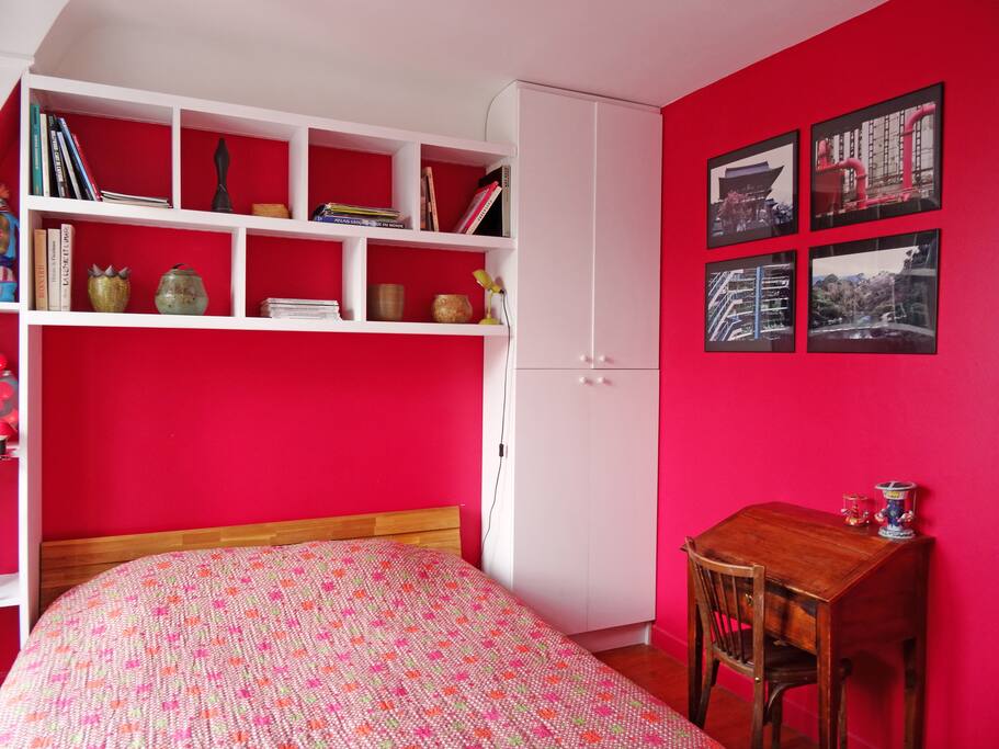 CHAMBRE. Lit largeur 160 cm. Rangements.