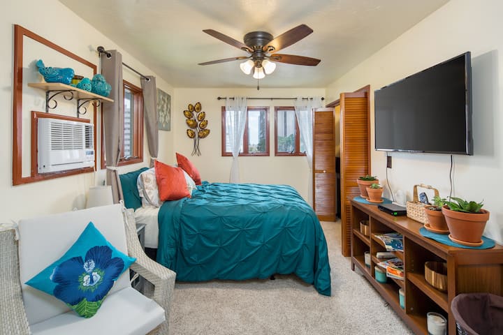 Privatna soba s bračnim krevetom Stern & Foster, privatnom kuhinjskom jedinicom i 50-inčnim pametnim televizorom: informacije o Wi-Fi mreži nalaze se u rubrici Informacije za goste na stranici oglasa. Odličan pogled na centar grada Honolulua. Može se postaviti iz privatnog blagovaonice 