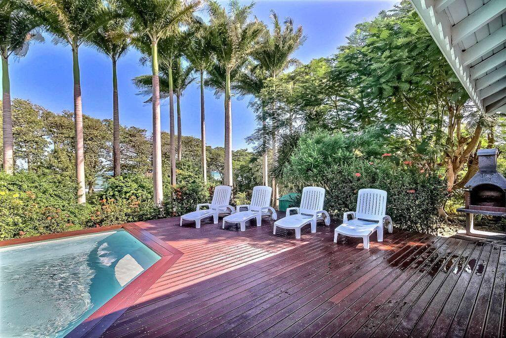 Villa avec piscine privée et belle terrasse avec bains de soleil