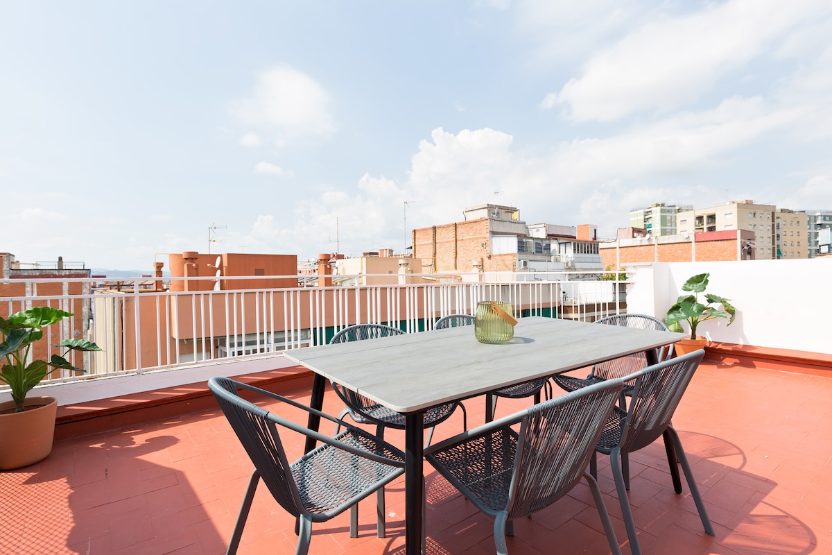 Top performing Airbnb: Urban Chill | 2-Bedroom Apartment with Terrace in L'hospitalet De Llobregat