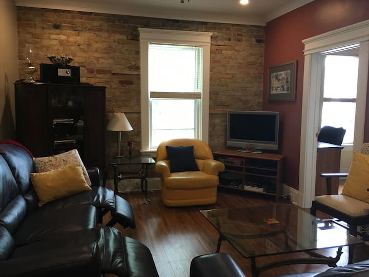 Downtown Historic Trendy Newmarket Apartment - Newmarket, ON, Canada