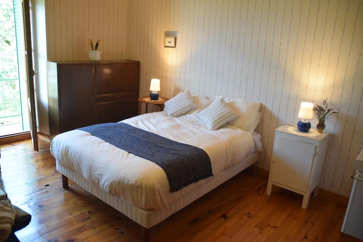 Chambre 1 : chambre double avec balcon et lavabo au deuxième étage.