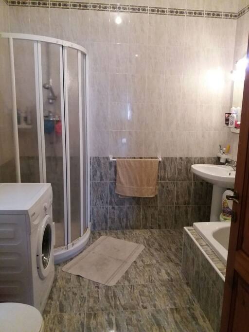Main bathroom (shared)