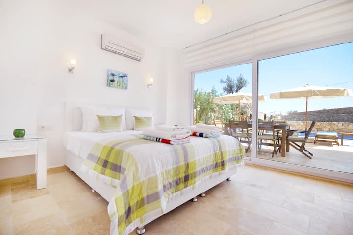 חדר שינה זוגי עם דלתות הזזה לבריכה הפרטית!