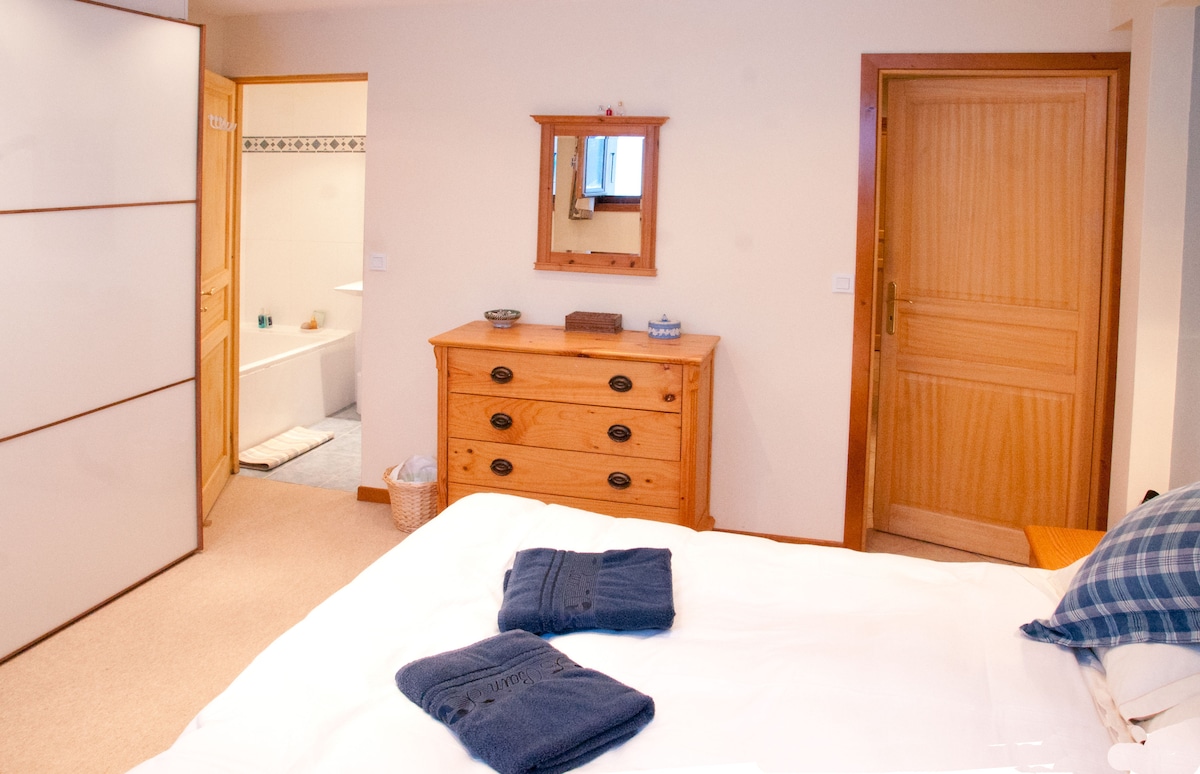 ห้องนอน 1 มีห้องน้ำในตัวพร้อมฝักบัวอาบน้ำ