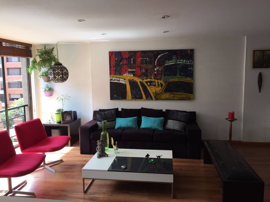 Zona de sala, con sistema de sonido Bose, excelente luz natural.