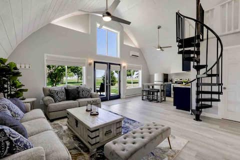 Countryside Escape: Outdoor Sauna, Hot Tub, Pond