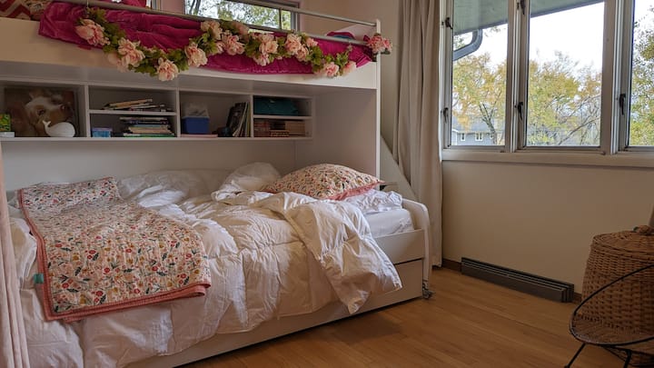 Kitanda kamili chenye godoro la povu la Ulaya la 2023, Casaluna down comforter, Casper king size pillow.