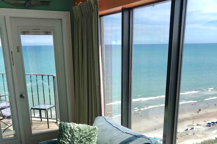 Steps from the ocean. Heated pool. Low winter rate