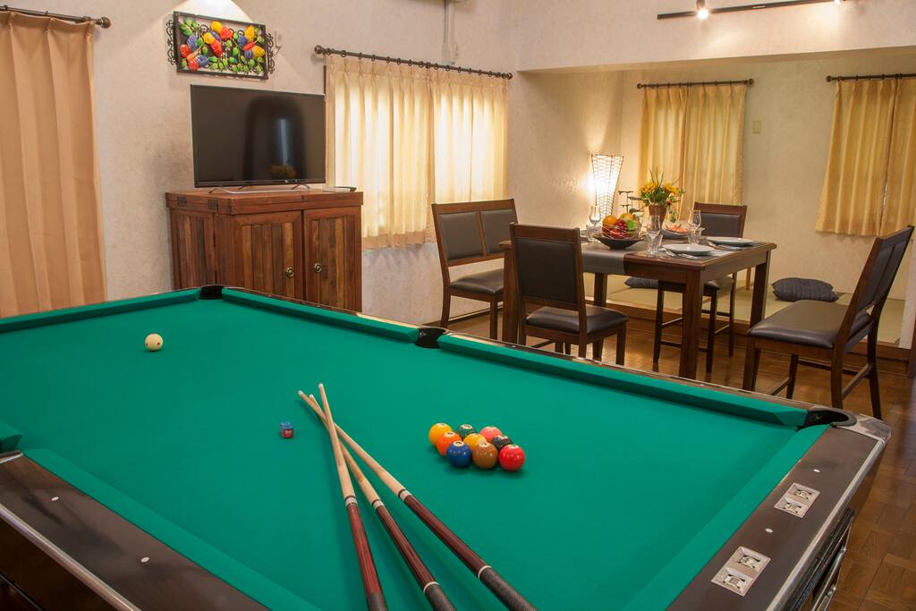 ダイニングには本格的なビリヤード台があります。
Pool table in the dining room!