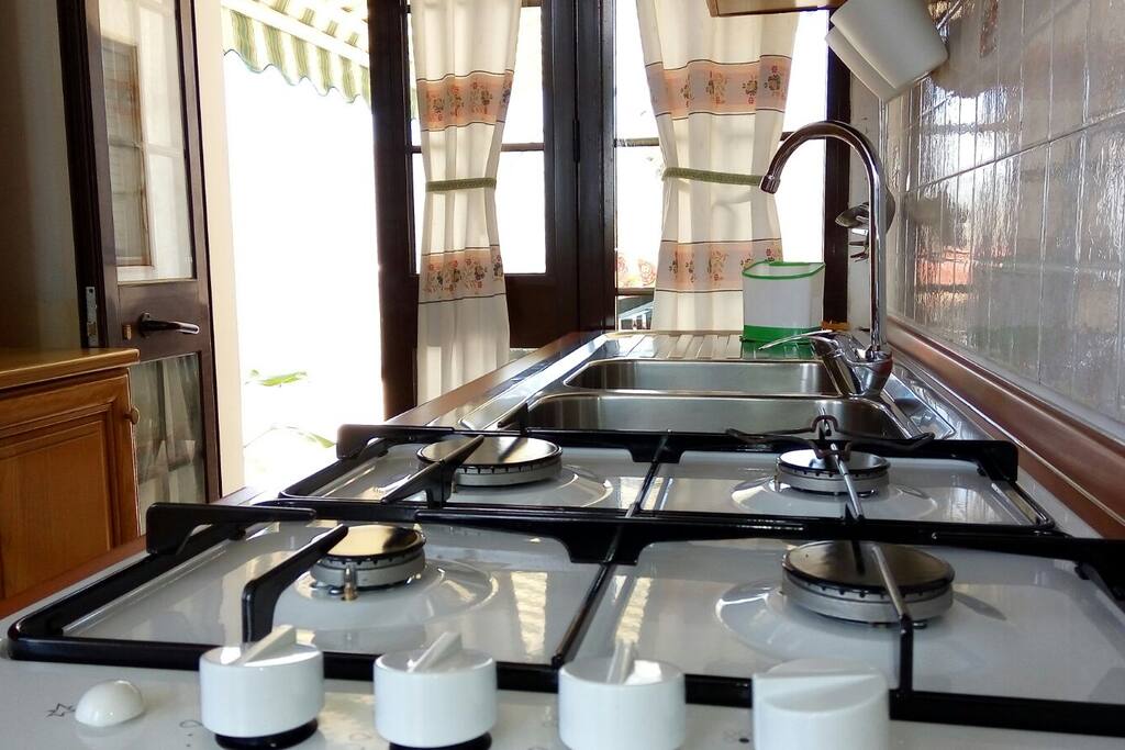 angolo cottura con fornelli e forno nuovi