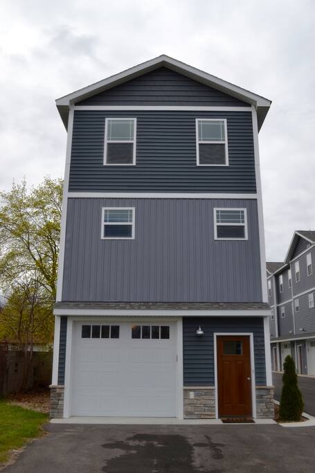 Private, stand alone condo! No need to worry about neighbors on either side.