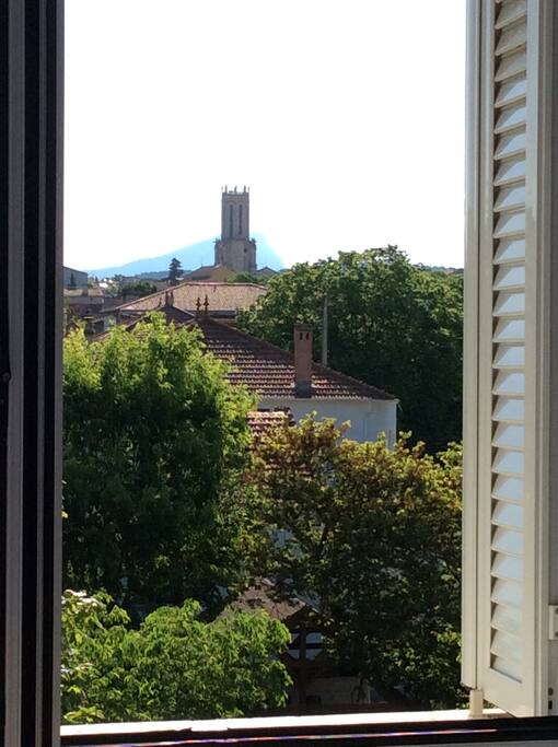 vue sur la montagne Sainte-victoire et la cathédrale