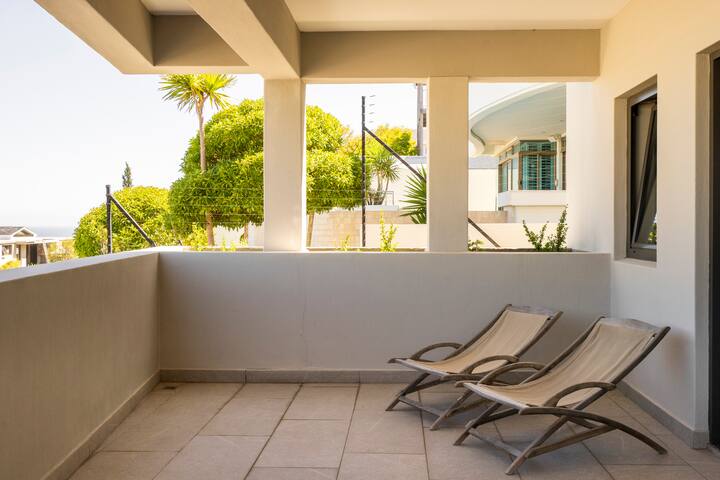 6onClifton-Spacious 2 bed apt with private pool gallery image 5