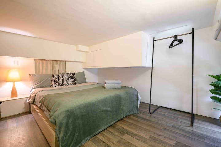 Dormitorio loft con cama doble