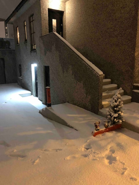 Spacious basement flat 5.min from Keflavik airport