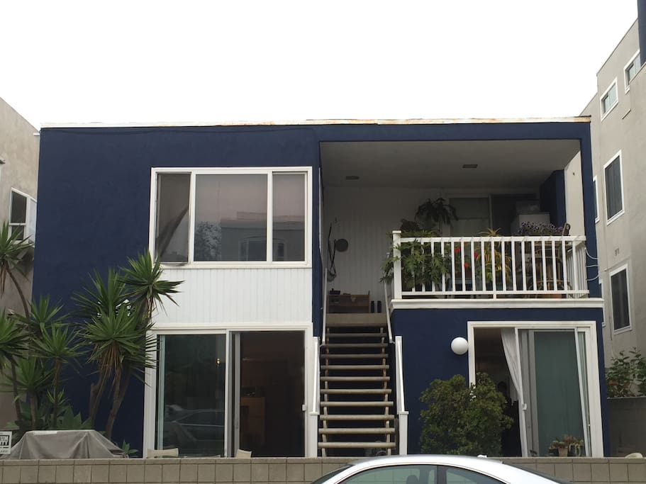 Perfectly Located!!! Chic and comfy mid-century modern studio next to the sea.
