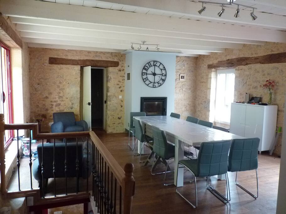 Salle à manger, coin salon, donnant sur le jardin