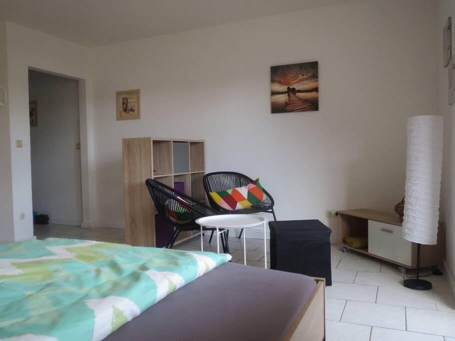 Sitzecke und Fernseher
