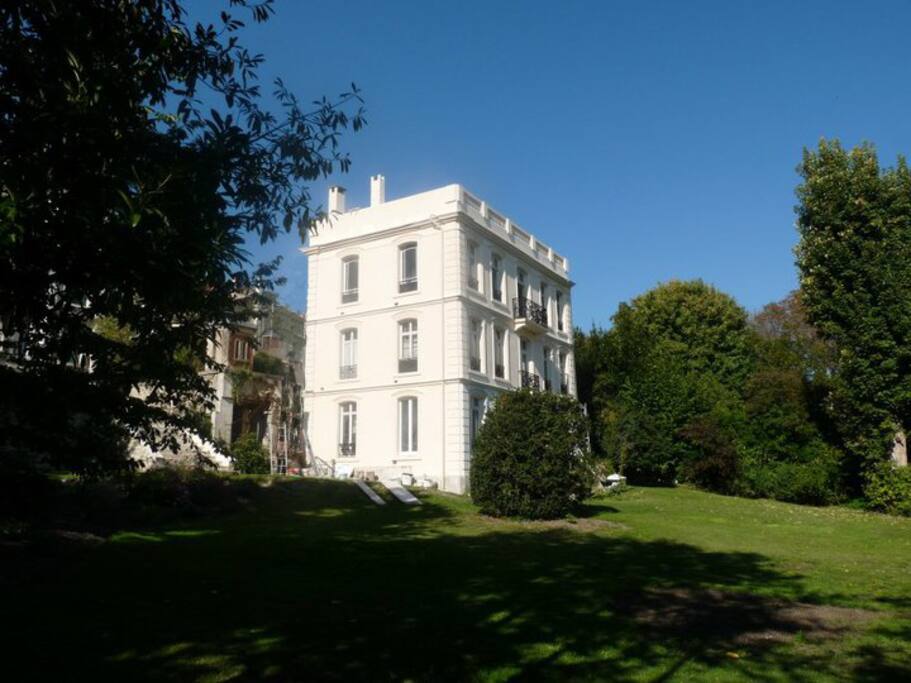 Côté Est, un grand jardin de 1850 m2 dont vous pourrez profiter si le temps s'y prête.