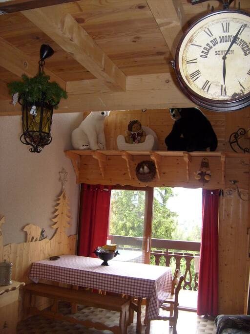 la salle à manger parmi les ours