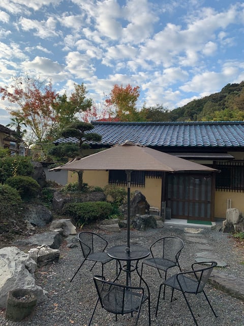 (A épület) Grillezési lehetőség a zöldövezetben. Csendes, privát hely. (Kotatsu télen áll rendelkezésre) Háziállatok megengedettek.