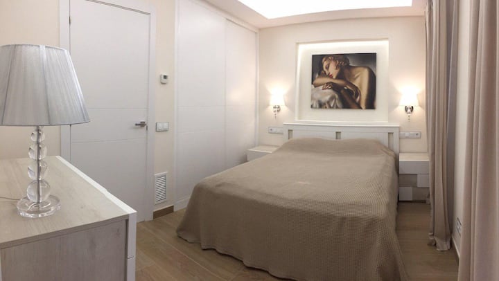 Dormitorio principal en el segundo piso, colchón grande y cómodo de 160 por 200 cm. Dos grandes ventanales con balcones. El dormitorio es adyacente a un cómodo baño privado con su propia ventana grande ( ver fotos a continuación). Suelos cálidos y aire acondicionado central.