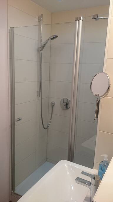 Bad Ansicht 2 mit grosser Dusche