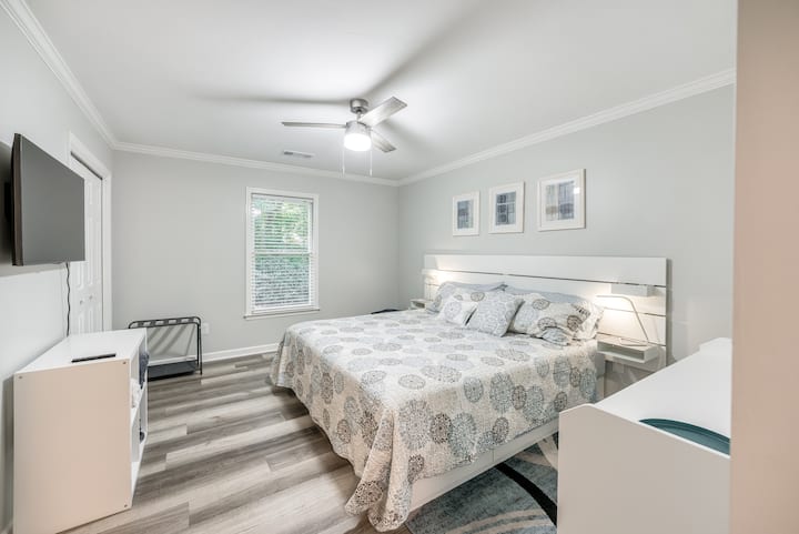 Dormitorio tamaño king con baño privado.