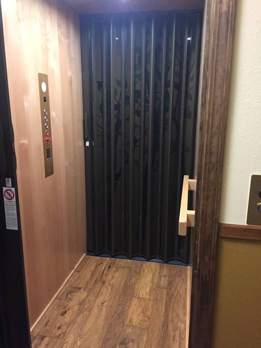 Elevator which accesses all floors