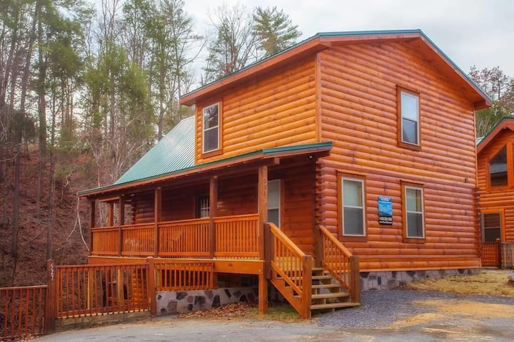 Papa Wolf's Cabin - Pool Community -