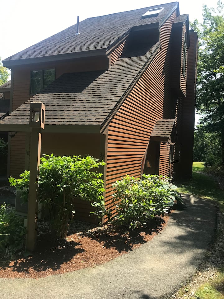 Intimate Garden Style Condo with Mountain Views Condominiums for Rent