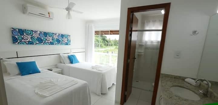 Суит 2 разполага с балкон с изглед към улицата, разполага с климатик, вентилатор на тавана, LCD телевизор със сателитна машина, гардероб, две единични легла (могат да бъдат превърнати в двойно легло) и две помощни легла, които спят четирима възрастни. (апартамент на 2 - ри етаж).