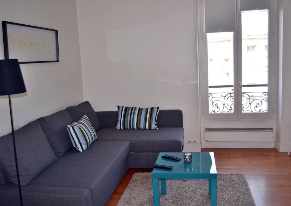 Le canapé vu depuis l'entrée dans le salon