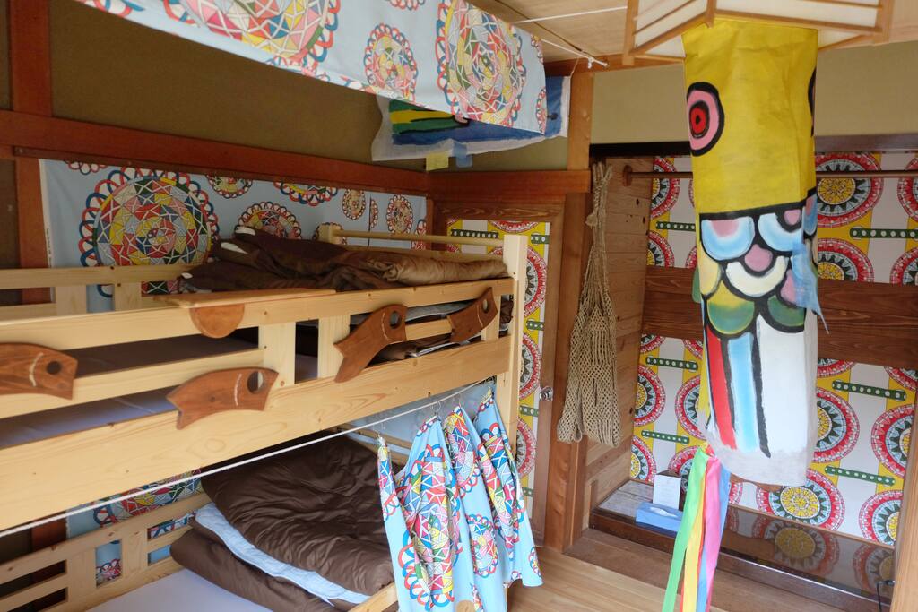 お部屋の全景。2段ベッドのどちらかのご利用になります。
